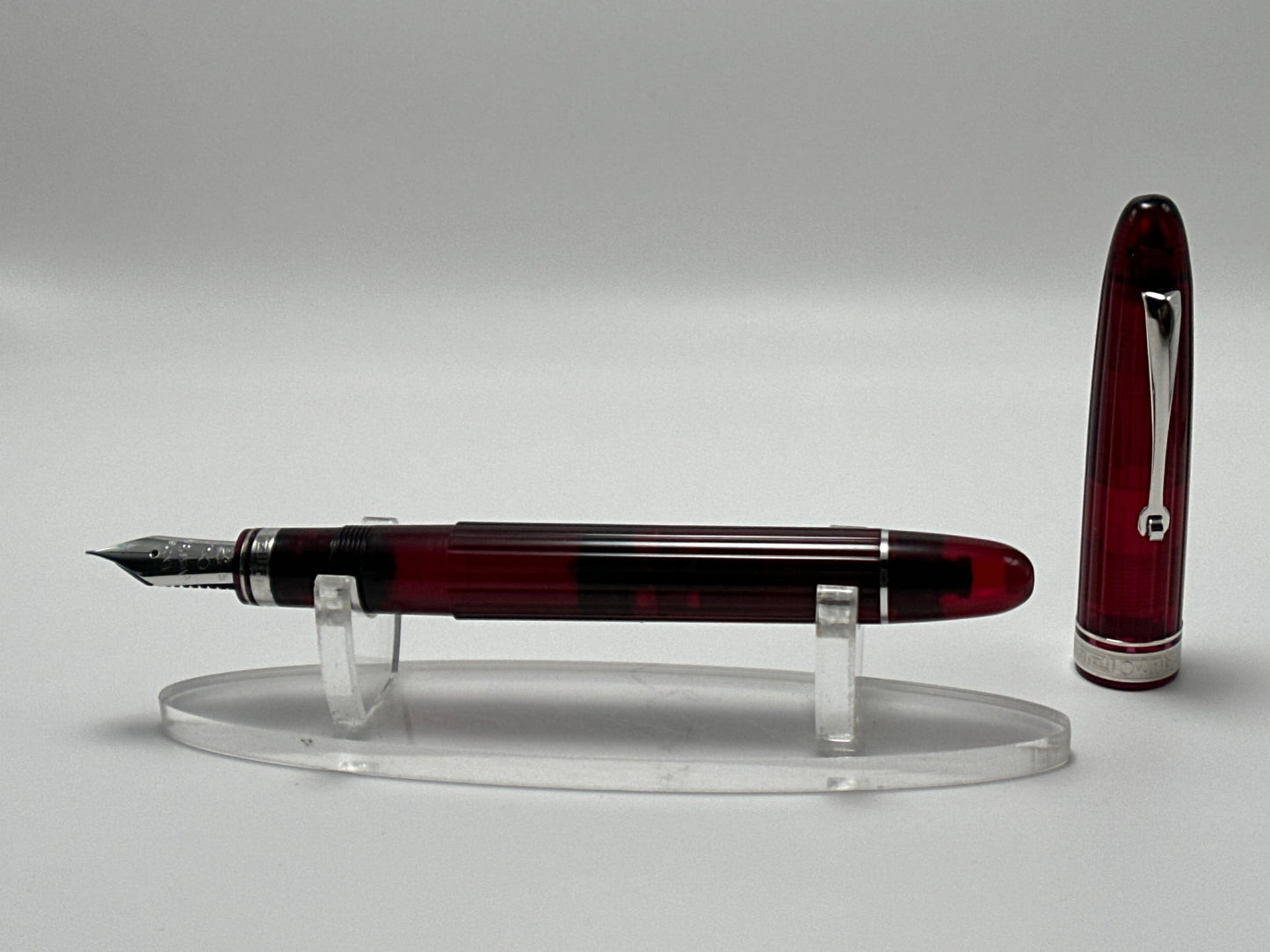 Omas Cocktail Bloody Mary fountain pen uncapped