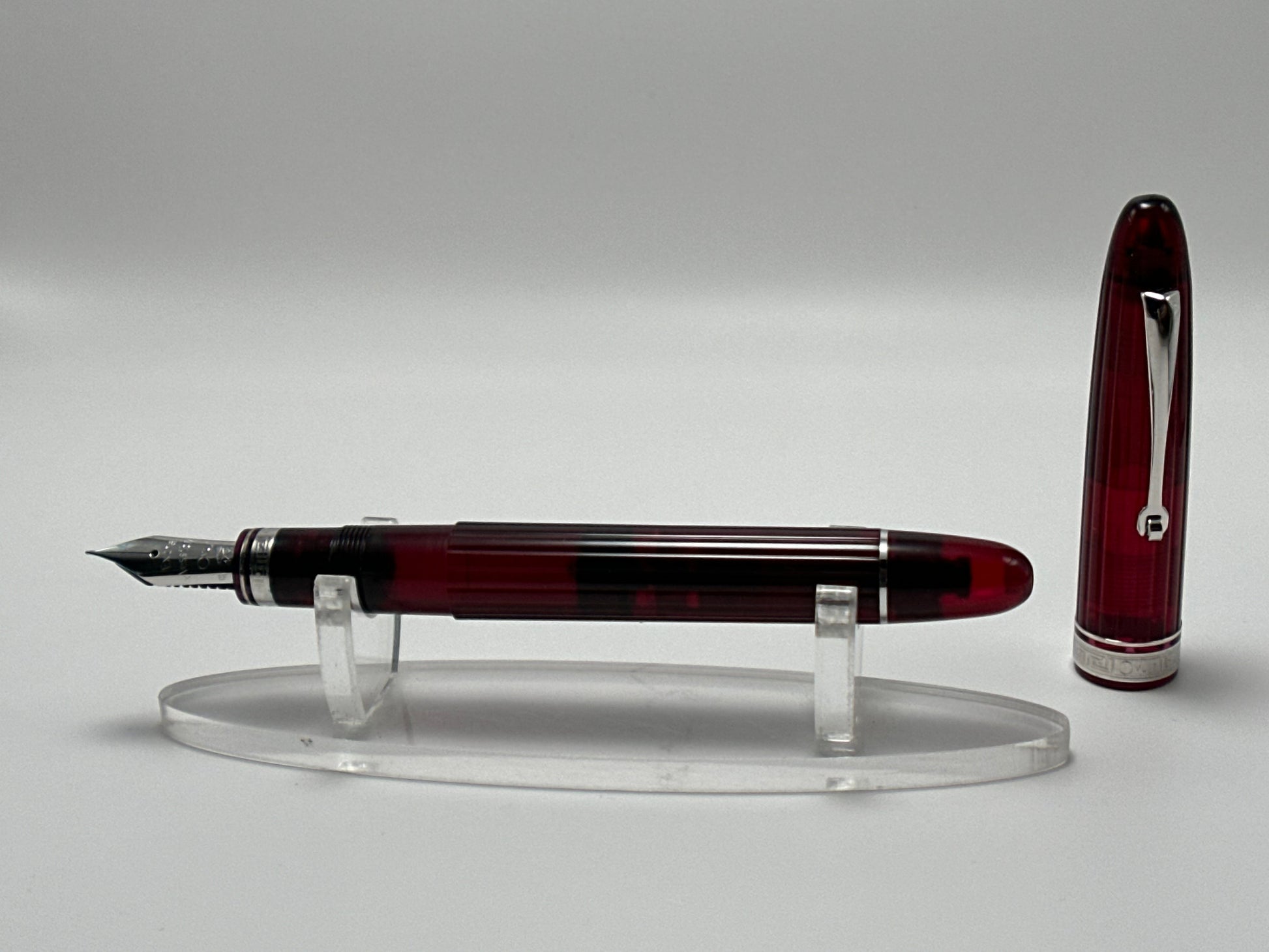 Omas Cocktail Bloody Mary fountain pen uncapped