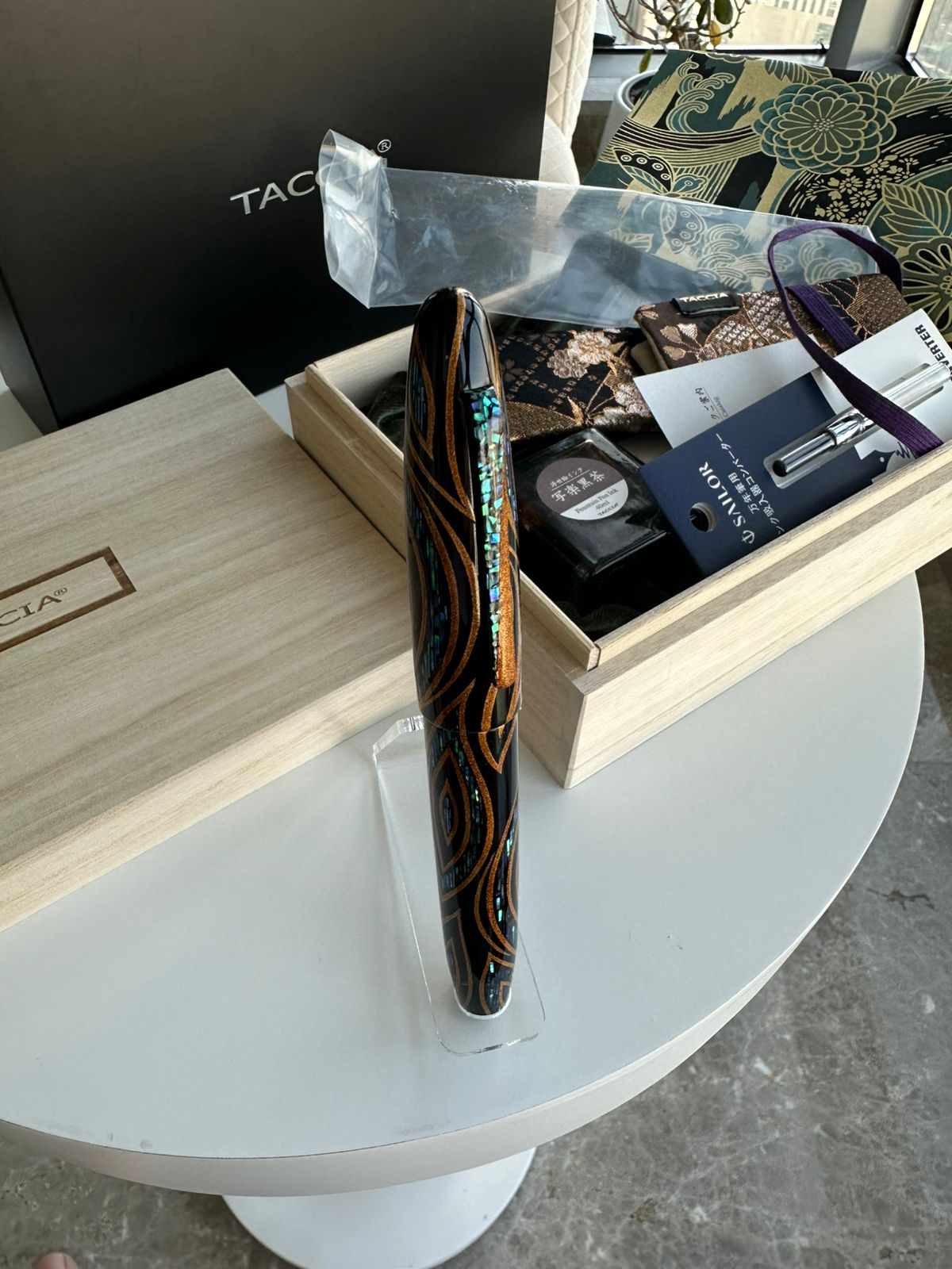 TACCIA Miyabi Empress Sunset Peacock fountain pen, alternate view