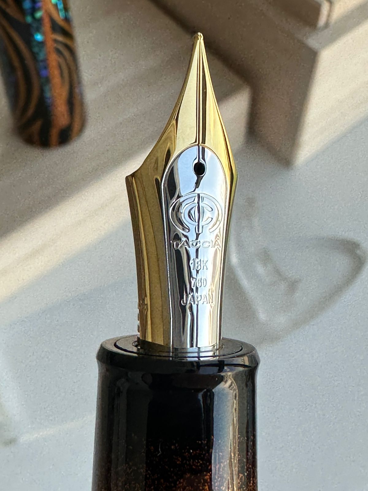 Close-up of the 18K gold King of Pen nib on the TACCIA Miyabi Empress pen